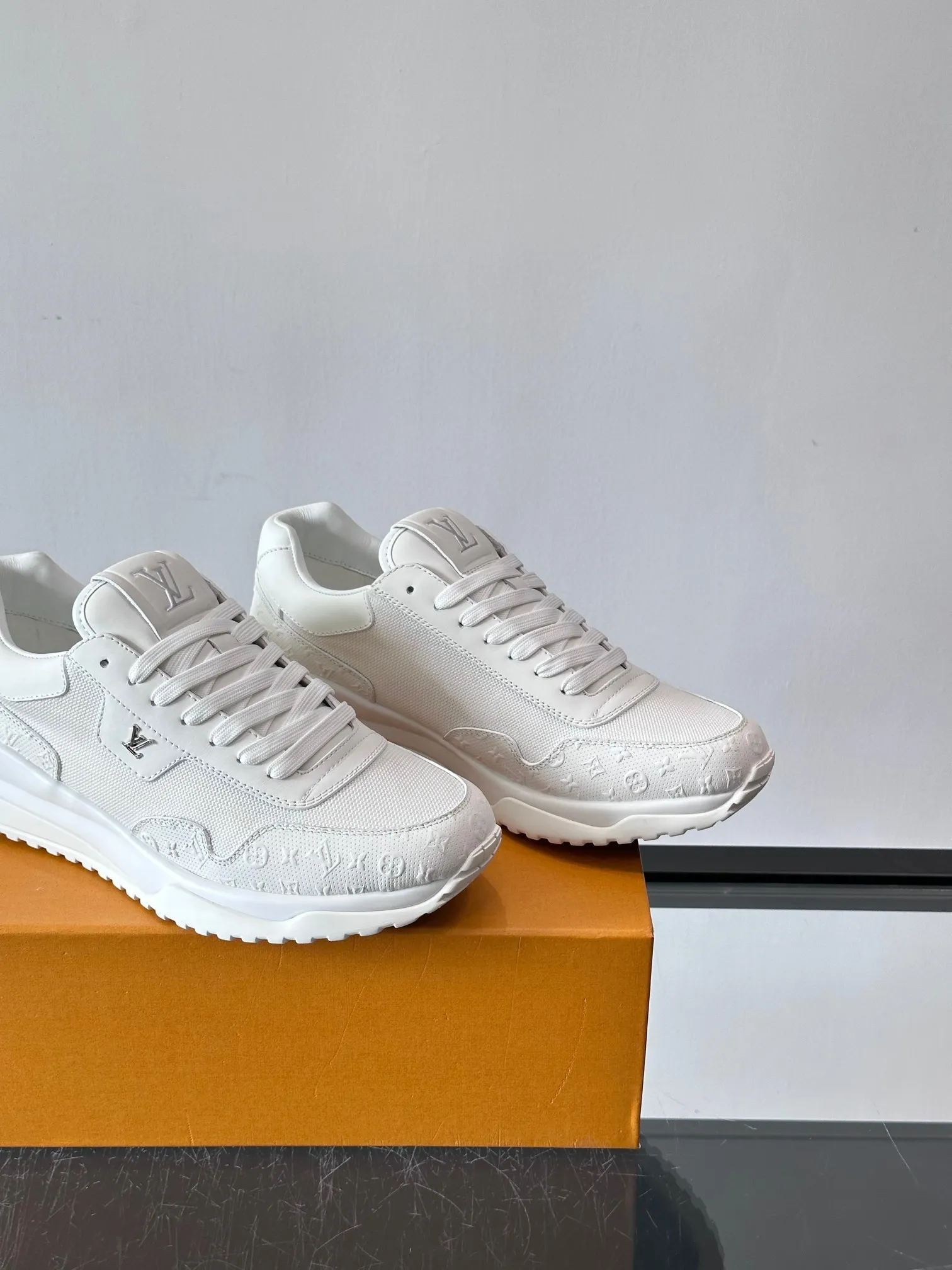 Men's Men's Shoes 💰500 [New Style] 🐡🐡LV🆕RUN AWAY sneakers, this Run Away sneaker is made of first-layer cowhide leather and breathable original material. The wedge-shaped rubber outsole continues the running shoe design, embellished with Monogram flowers, the L V letter is marked on the tongue, and the Louis Vuitton Paris logo is embellished on the back. Paired with brand logo cotton feet, the mesh lining and heel are spliced ​​and wrapped in cowhide, making the upper foot comfortable and breathable! size: 39-44 (38.45.46 customized)
